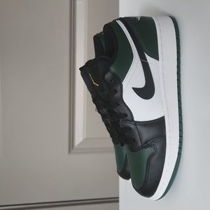 Jordan 1 Low Green Toe 6.5 Youth 8 Women